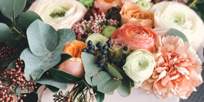 Найкращі квіти у коробці: елегантні та стильні букети для особливих моментів